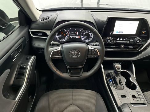 Used 2024 Toyota Highlander LE FWD image 25