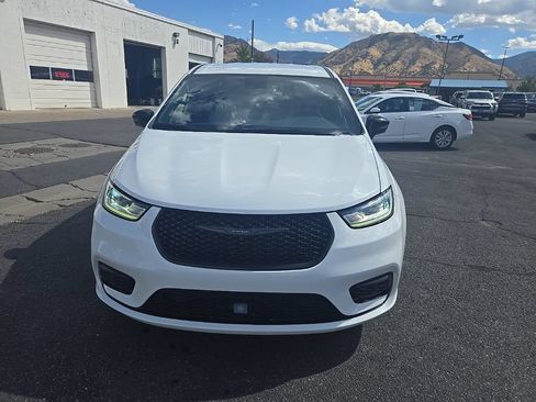 Used 2024 Chrysler Pacifica Limited FWD image 2
