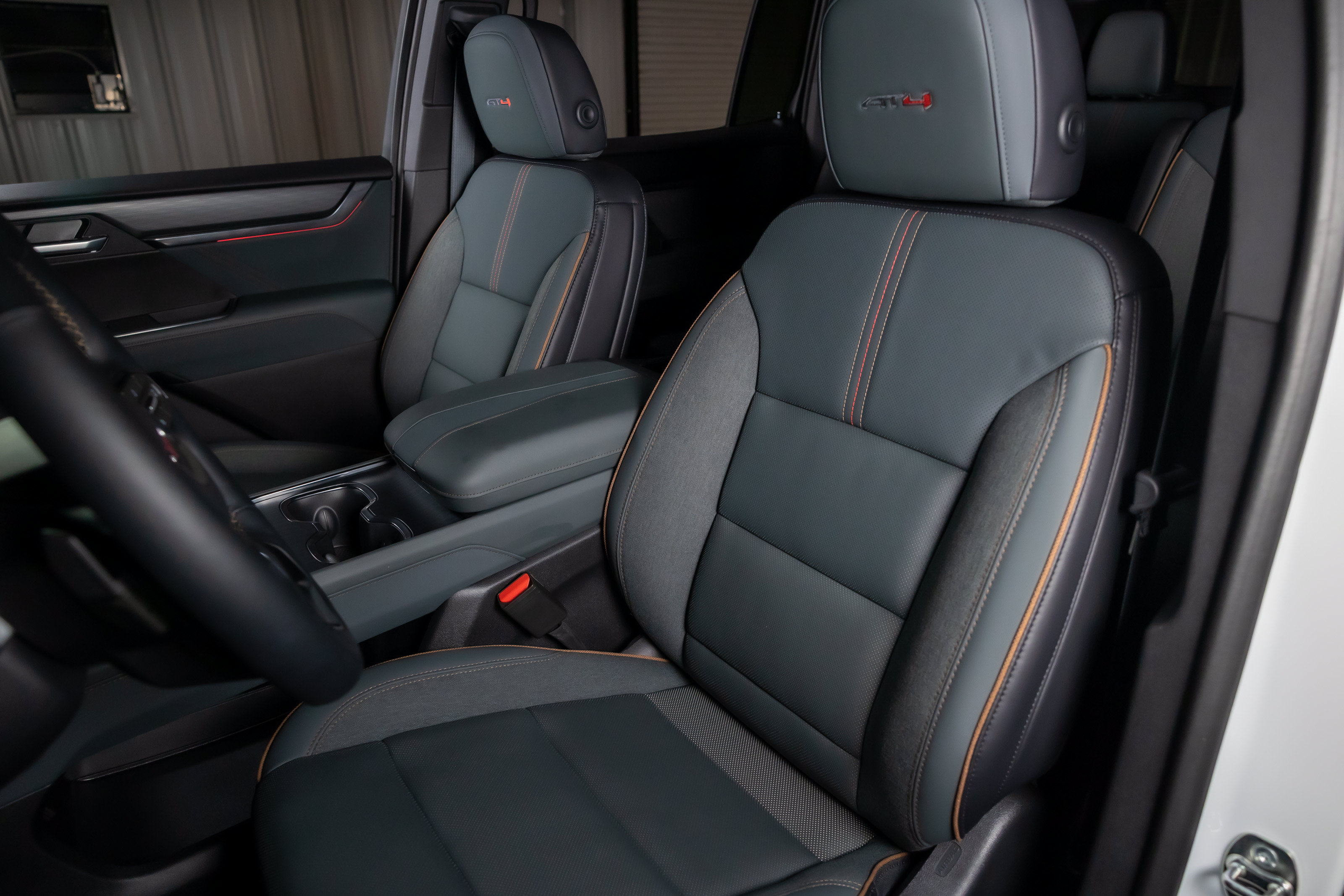 Used 2026 GMC Acadia AT4 w/ Luxury Package AWD/4WD image 5