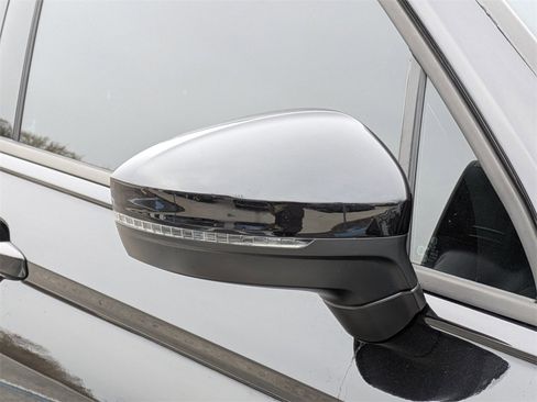 Used 2023 Volkswagen Tiguan SE R-Line image 12