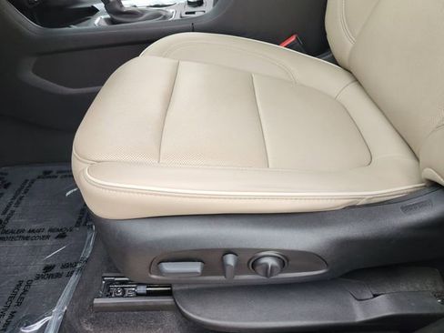 Used 2023 Chevrolet Traverse Premier FWD image 26