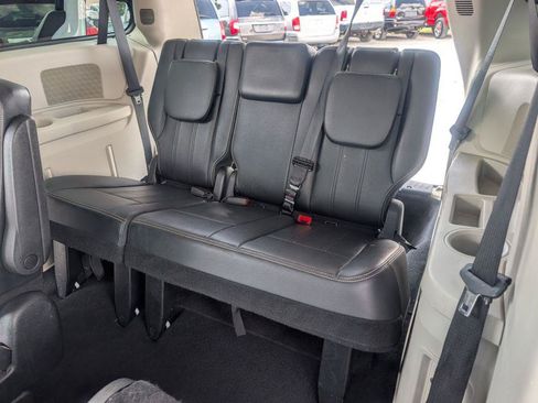 Used 2014 Chrysler Town & Country Touring FWD image 11