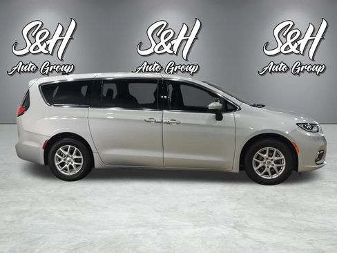 Used 2023 Chrysler Pacifica Touring FWD image 17