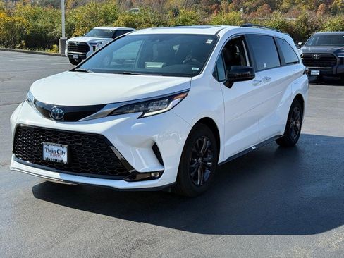 Certified 2024 Toyota Sienna XSE image 9