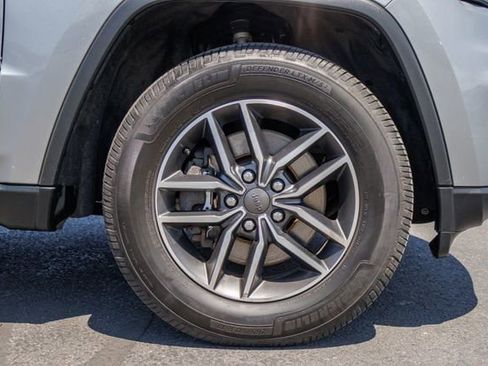 Used 2021 Jeep Grand Cherokee Limited AWD/4WD image 12