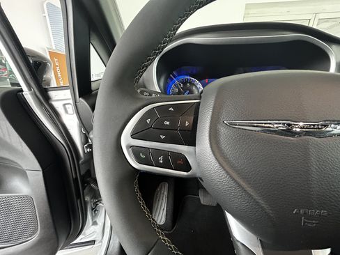 Used 2026 Chrysler Pacifica Select FWD image 11
