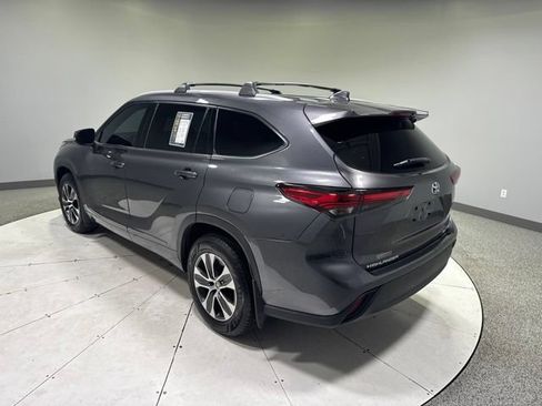Used 2022 Toyota Highlander XLE AWD/4WD image 3
