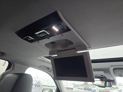 Used 2019 Chevrolet Suburban LT image 9