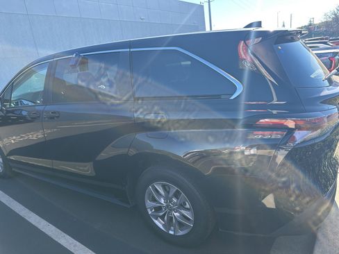 Used 2024 Toyota Sienna LE image 3