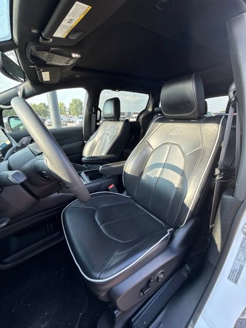Used 2025 Chrysler Pacifica Limited FWD image 12