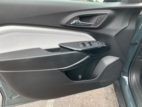 Used 2025 Chevrolet Trax LT w/ LT Convenience Package image 18