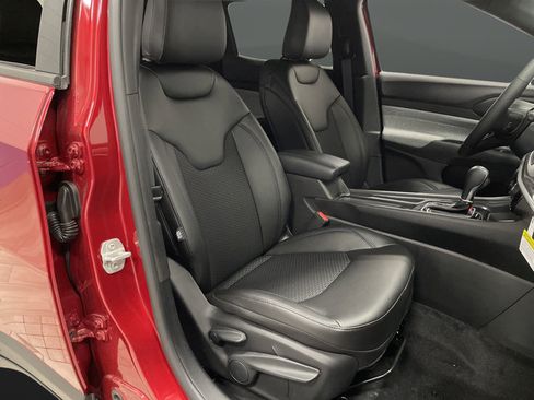 New 2025 Jeep Compass Latitude w/ Sun & Sound Group AWD/4WD image 30
