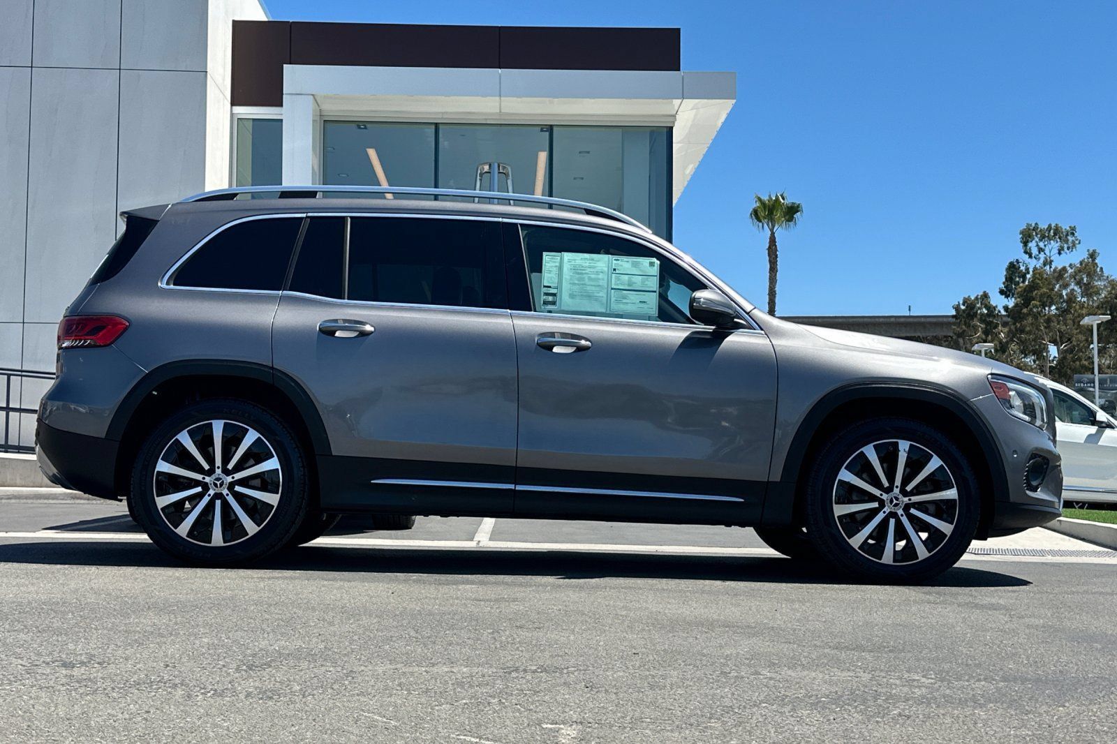 Used 2022 Mercedes-Benz GLB 250 4MATIC image 2