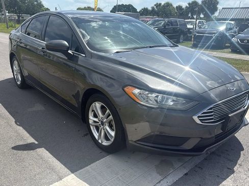 Used 2018 Ford Fusion SE w/ Fusion SE Technology Package FWD image 3