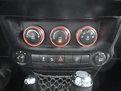 Used 2016 Jeep Wrangler Unlimited Rubicon w/ Connectivity Group AWD/4WD image 18