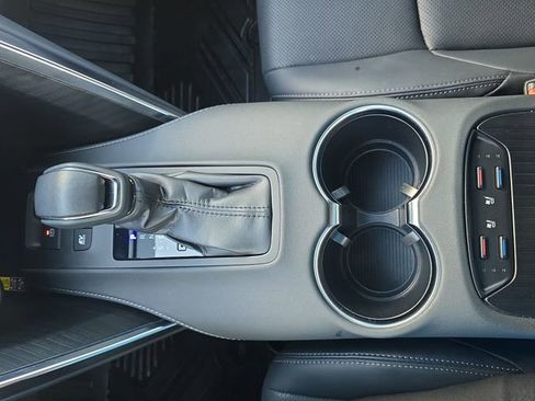 Used 2024 Toyota Venza Limited image 26