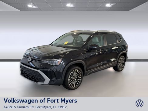 New 2026 Volkswagen Taos SE FWD image 1