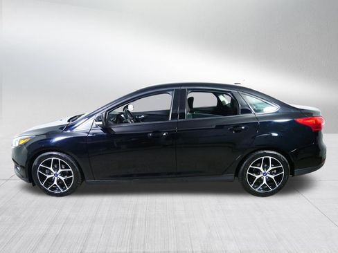 Used 2017 Ford Focus SEL w/ Cold Weather Package FWD image 4