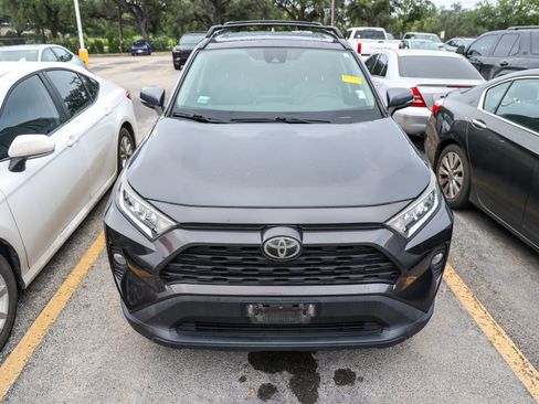 Used 2020 Toyota RAV4 XLE Premium FWD image 5