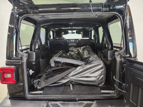 Used 2021 Jeep Wrangler Unlimited Sahara image 27