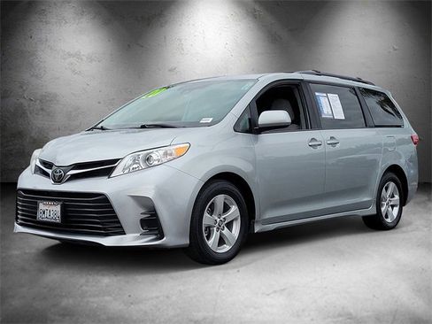 Used 2020 Toyota Sienna LE w/ Carpet Mat Package image 5