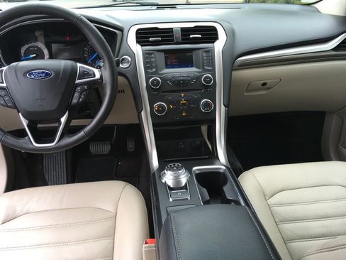 Used 2017 Ford Fusion SE FWD image 24