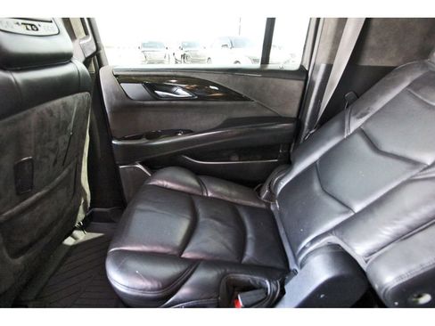 Used 2018 Cadillac Escalade ESV Platinum AWD/4WD image 12