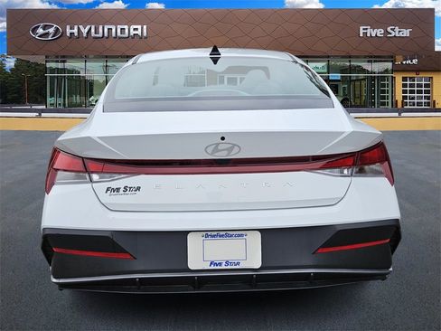 Used 2025 Hyundai Elantra SE image 6