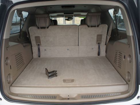 Used 2015 Chevrolet Suburban LT RWD image 19