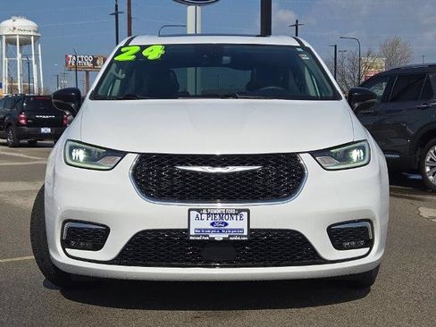 Used 2024 Chrysler Pacifica Limited FWD image 4