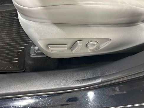 Used 2021 Toyota Highlander XLE image 12