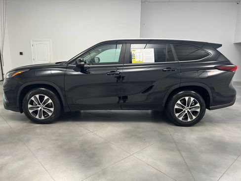 Used 2025 Toyota Highlander XLE FWD image 5
