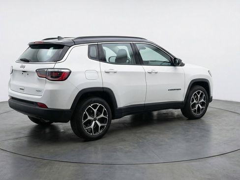 Used 2025 Jeep Compass Limited image 9