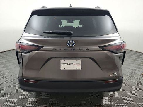 Used 2024 Toyota Sienna XLE FWD image 5