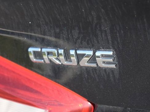 Used 2017 Chevrolet Cruze Premier FWD image 13