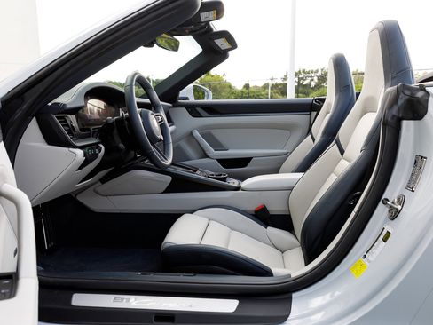 Used 2025 Porsche 911 Carrera image 25