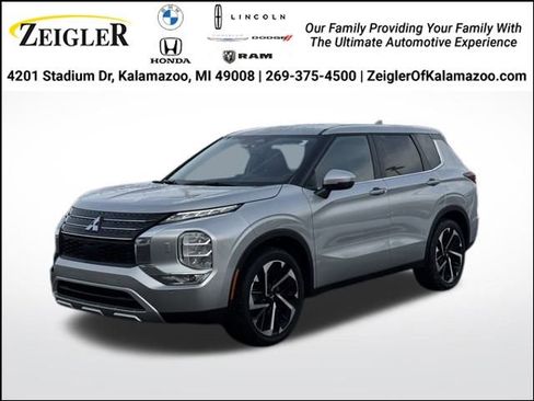 Used 2024 Mitsubishi Outlander SE image 1