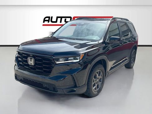 Used 2025 Honda Pilot TrailSport image 3