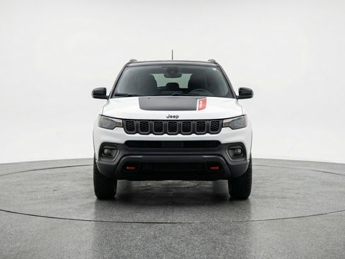 Used 2025 Jeep Compass Trailhawk AWD/4WD image 2