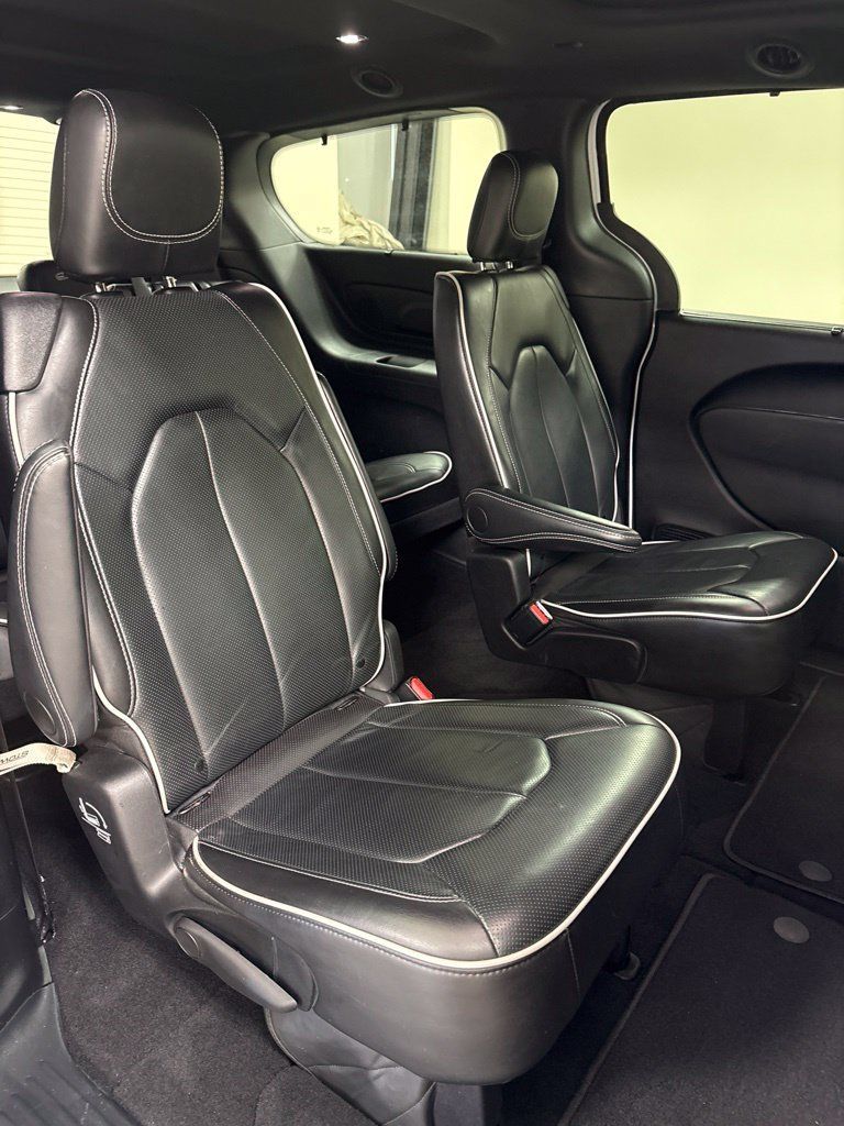 Used 2025 Chrysler Pacifica Limited FWD image 29