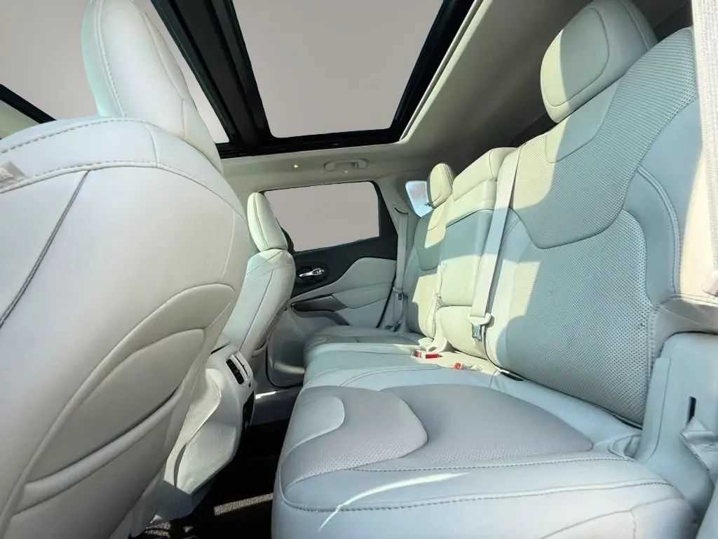Used 2019 Jeep Cherokee Limited w/ Luxury Group AWD/4WD image 23