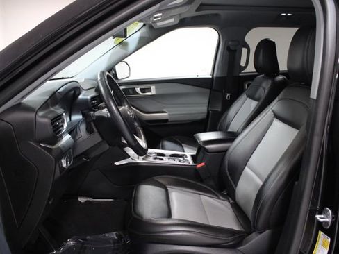 Used 2022 Ford Explorer XLT w/ Equipment Group 202A image 18