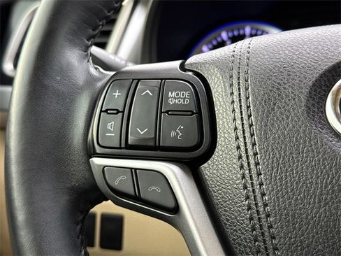 Used 2019 Toyota Highlander XLE image 29