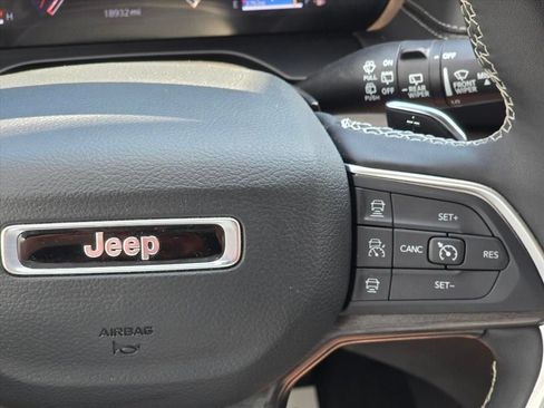 Used 2025 Jeep Grand Cherokee Limited AWD/4WD image 16