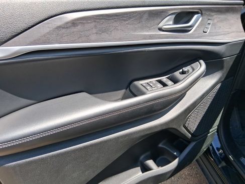 Certified 2023 Jeep Grand Cherokee L Limited AWD/4WD image 33