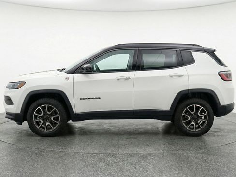 Used 2025 Jeep Compass Trailhawk image 5