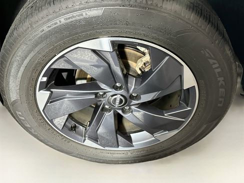 Used 2025 Nissan Rogue SV FWD image 11