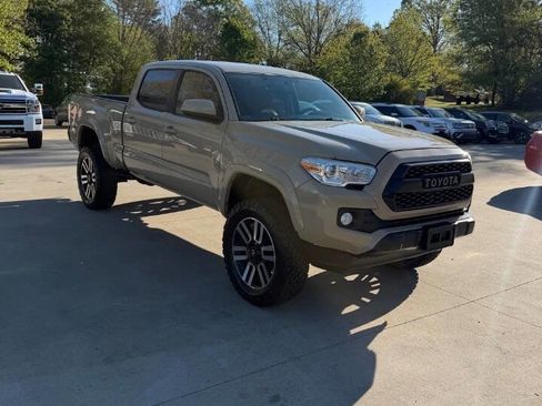 Used 2016 Toyota Tacoma SR5 w/ SR5 Appearance Package (SN) image 8
