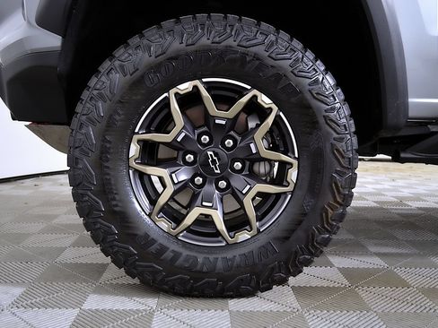 Used 2025 Chevrolet Colorado ZR2 w/ Technology Package AWD/4WD image 10