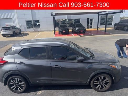 Used 2018 Nissan Kicks SV image 2